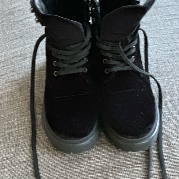 Moncler Velvet boots. - Picture 7 of 7